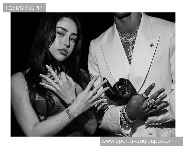 亚马尔与女友甜蜜热吻瞬间曝光眼中只映出彼此的爱意与幸福